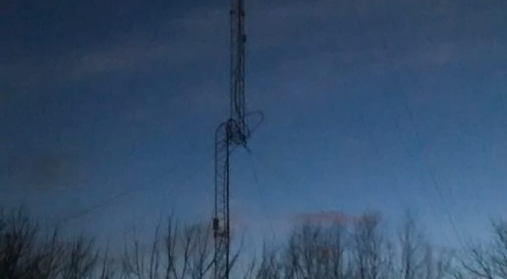 VIDEO CNEL VIDAL: Derribaron la torre de la radio Municipal y FM 91.1 luego de que un camión municipal la enganchara y doblara