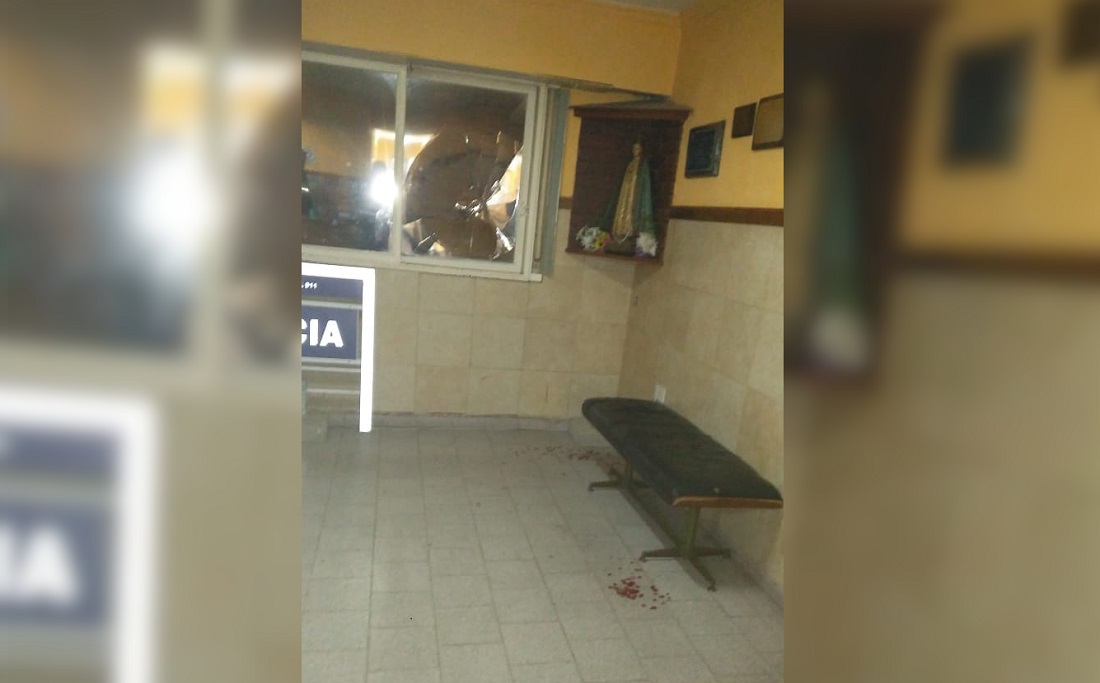 CNEL VIDAL: Un menor de 17 años le dio una trompada a la ventana de la Comisaría luego de ser demorado