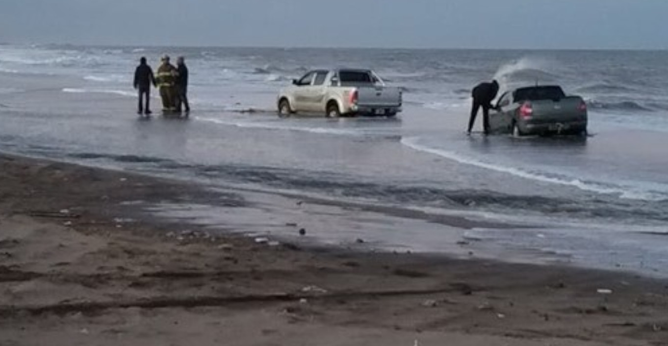 MAR DE COBO: Los bomberos debieron intervenir para rescatar dos camionetas que quedaron a merced de la marea