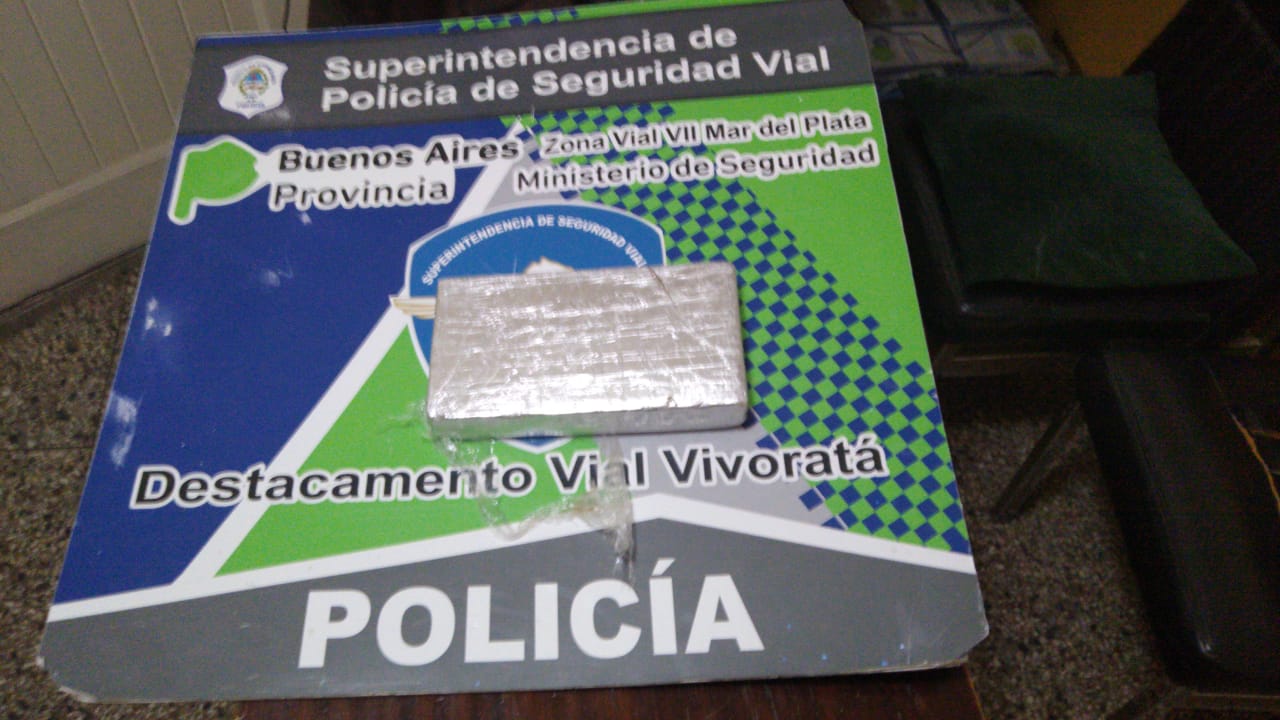 VIVORATA: La policía vial atrapó a un ciudadano peruano con 1 KG de cocaína de máxima pureza