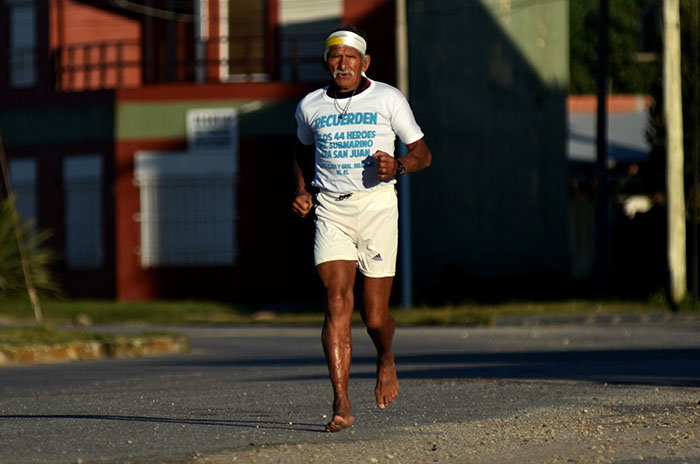 Nunca se va Almaso: Corre con los pies descalzos y volverá a homenajear al ARA San Juan en una maratón de 30 kilometros