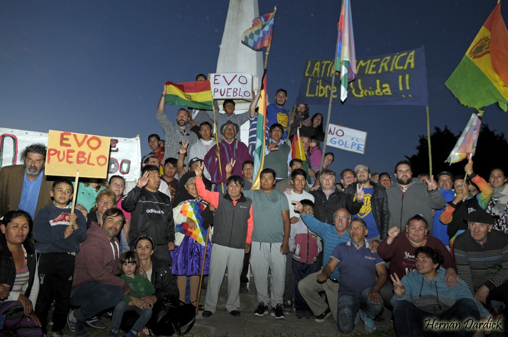 STA CLARA: Vecinos y la colectividad boliviana se manifestaron en apoyo a Evo Morales