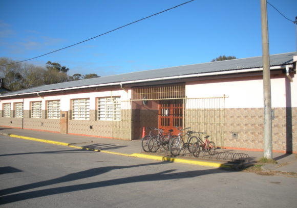 “Comprá tu baldosa”: La iniciativa de la cooperadora de la escuela 8 de Santa Clara del Mar para cambiar los pisos