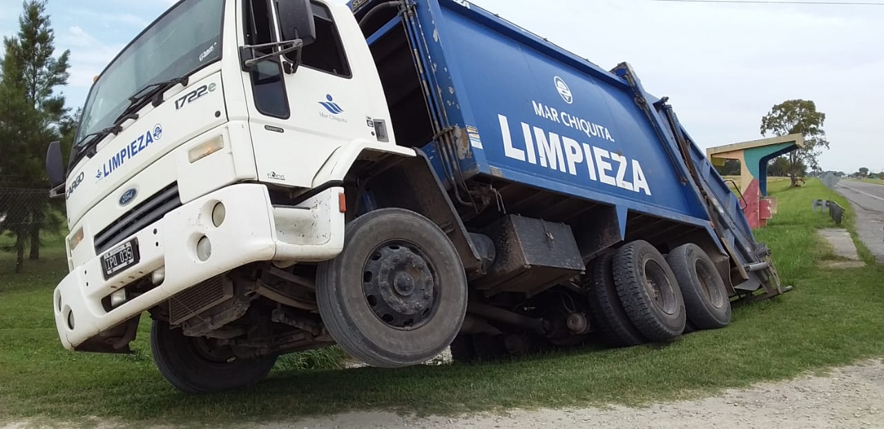 FALLO DE CÁLCULO: Un camión recolector debió ser remolcado tras caer una zanja en Vivoratá