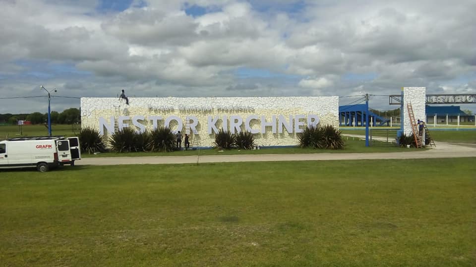 Con el aporte económico de un privado, volvieron a colocar las letras del Parque Néstor Kirchner en Coronel Vidal