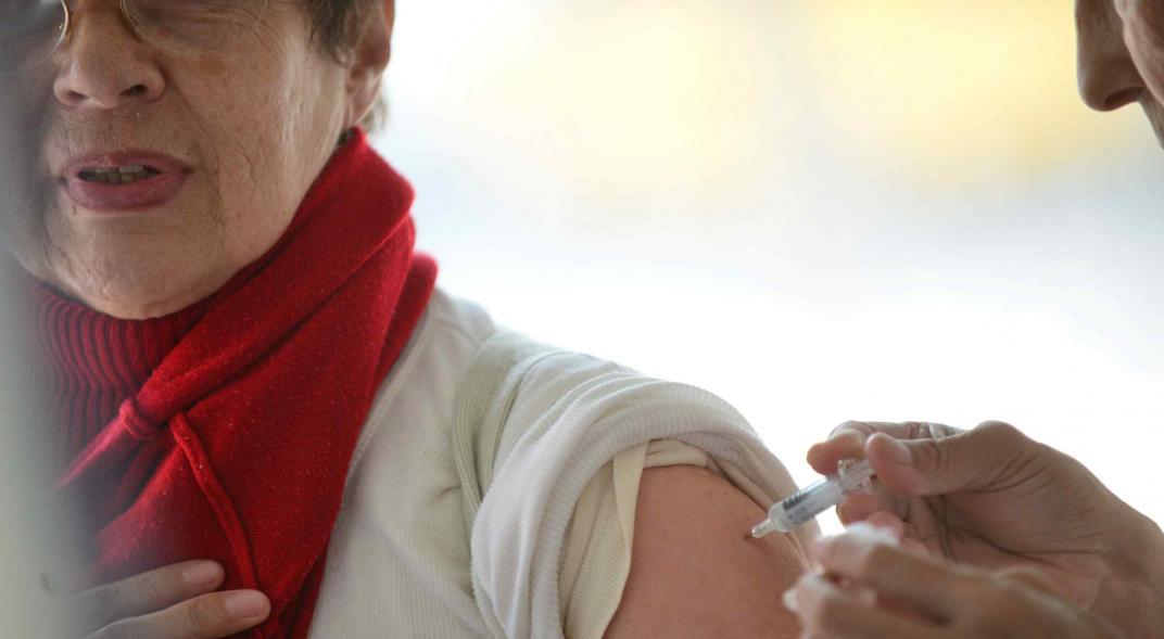 Campaña de vacunación antigripal: primera etapa solo para adultos mayores a 65 años