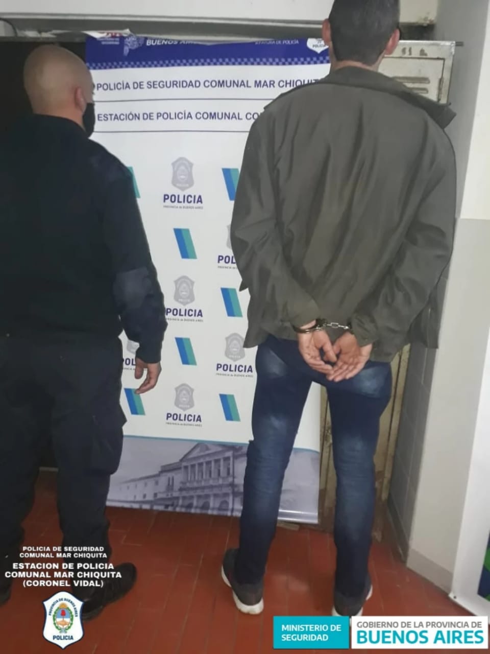 CNEL VIDAL: Un hombre exaltado, rompió la puerta de ingreso a los cajeros del Banco Provincia