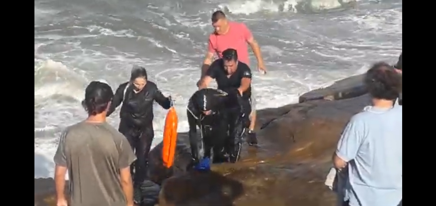 Un policía vidalense y su compañera rescataron heroicamente a un nadador que no podía salir del agua en Mar del Plata