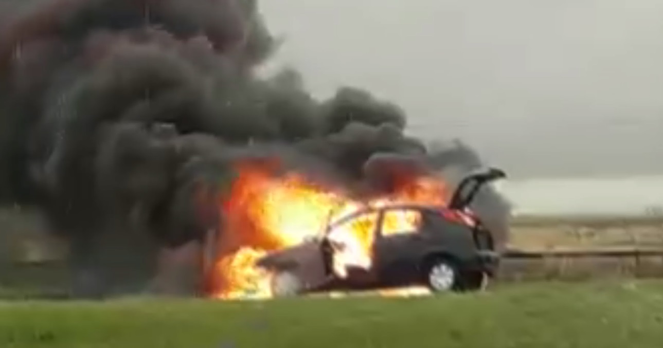 VIDEO || Se incendió un automóvil en el km 370 de la Autovía 2
