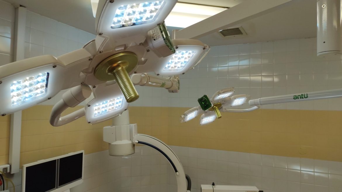 Salud: luego de 35 años, se renovaron las lámparas de la sala de quirófano del Hospital Municipal