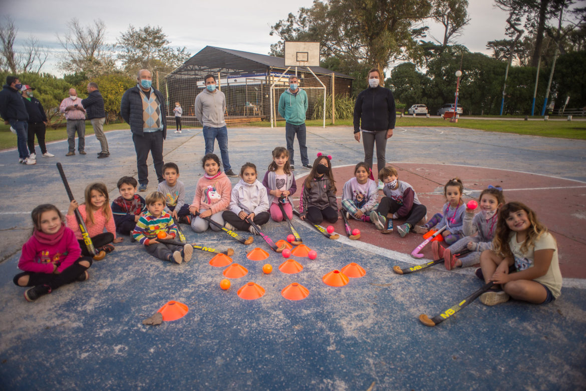 COSTA NORTE: Deportes entregó material a la escuela municipal de Hockey en Mar de Cobo