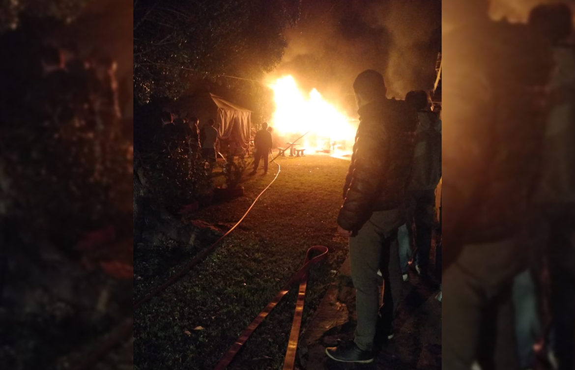 VIVORATÁ: Voraz incendio consumió un galpón de madera en una vivienda