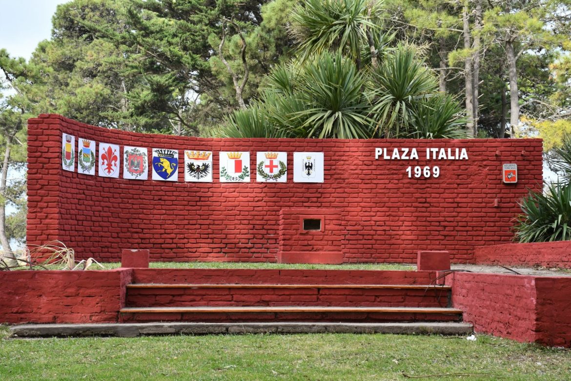 La renovada “Plaza Italia” de Coronel Vidal cumple un nuevo aniversario de la creación del mural homenaje