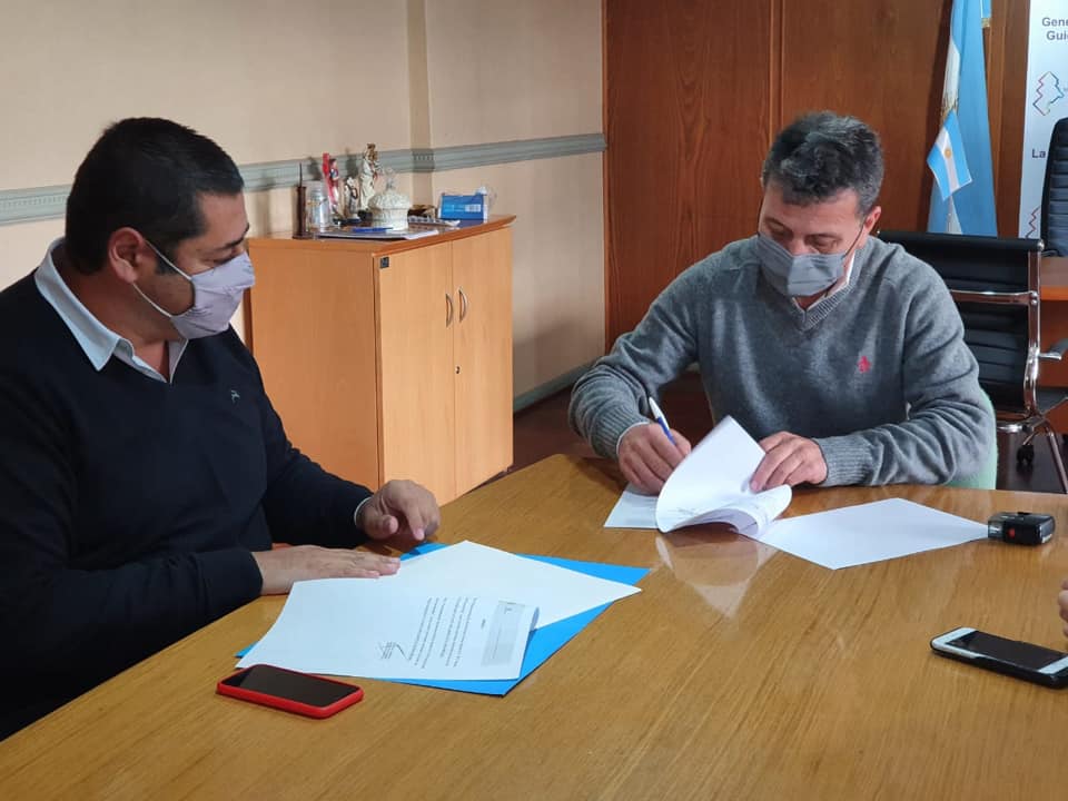 En General Guido, Marcelo Sosa firmó convenios con Carlos Rocha para mejoras en los accesos a esa localidad