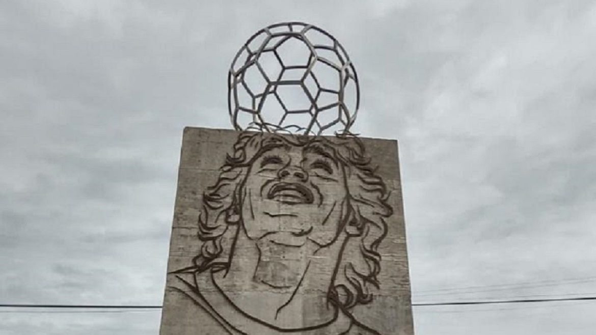 Víctor Hugo y Apo inauguran el monumento a Maradona en Santa Clara