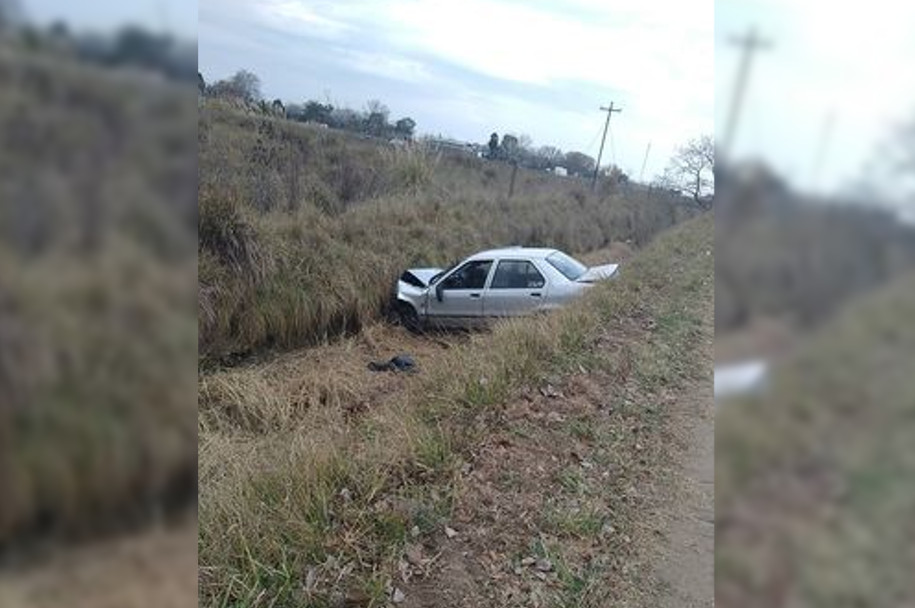 CORONEL VIDAL: Un R19 terminó en una zanja de calle Francia