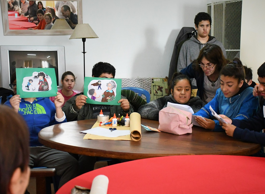 Chicos y chicas de la Escuela Especial N°501 compartieron una jornada en el Hogar de Día «Raíces» en Coronel Vidal