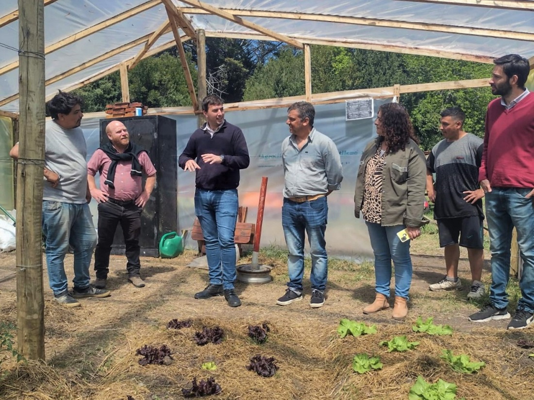 El director provincial de Agricultura visitó la Escuela Agraria en el marco del proyecto Sembrar