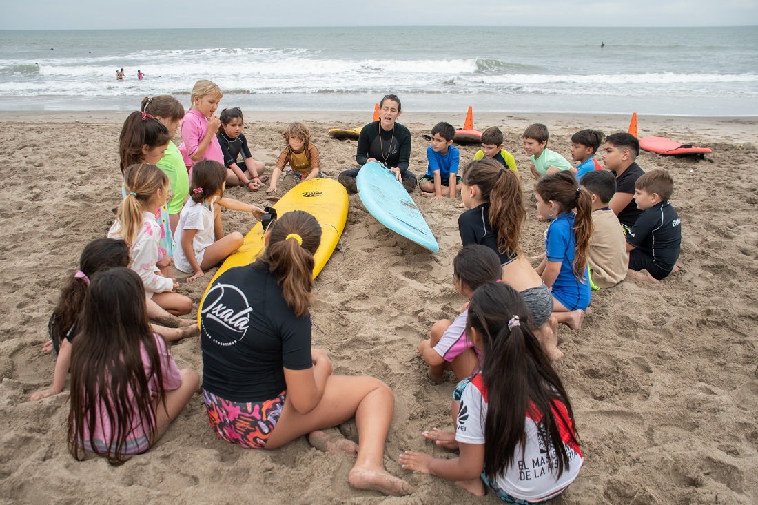 Mar Chiquita: cientos de jóvenes aprenden surf en la escuela municipal