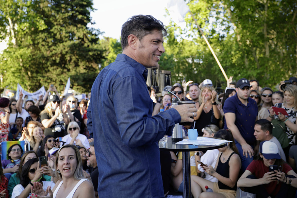 Políticos en ojotas: Kicillof hará mateada en Claromecó y Macri presenta su libro en Mar del Plata