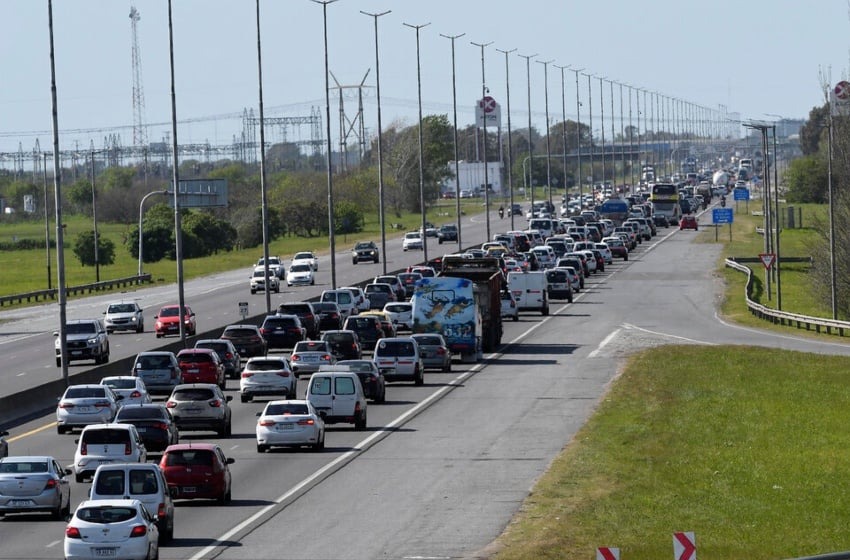 Miles de turistas rumbo a la costa atlántica: Rutas colmadas y demoras