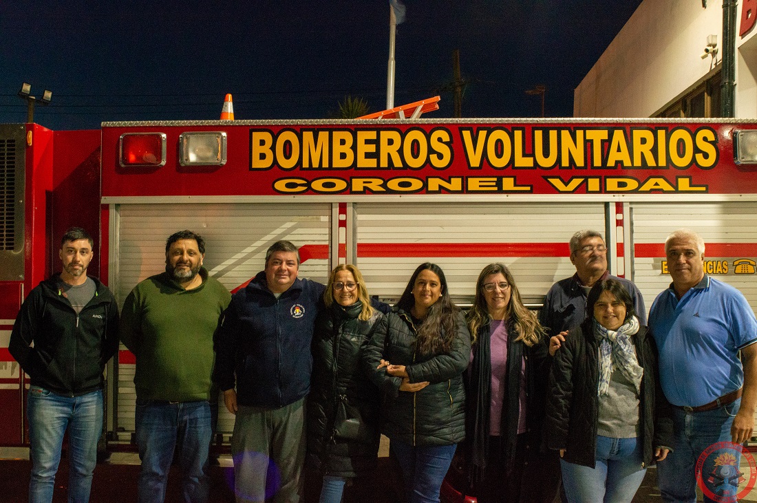 La familia Cansina donó parte del excedente de lo recaudado para la operación de Micaela a los Bomberos Voluntarios de Coronel Vidal