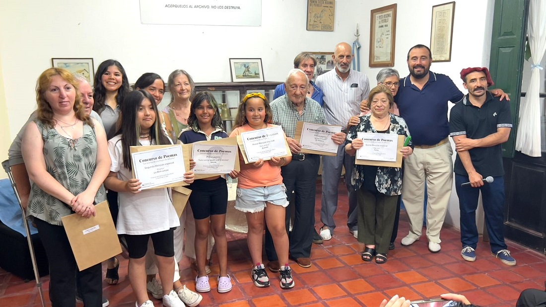 Cultura: se entregaron diplomas a los ganadores del concurso «Los Poetas de Los Pagos De Arbolito»