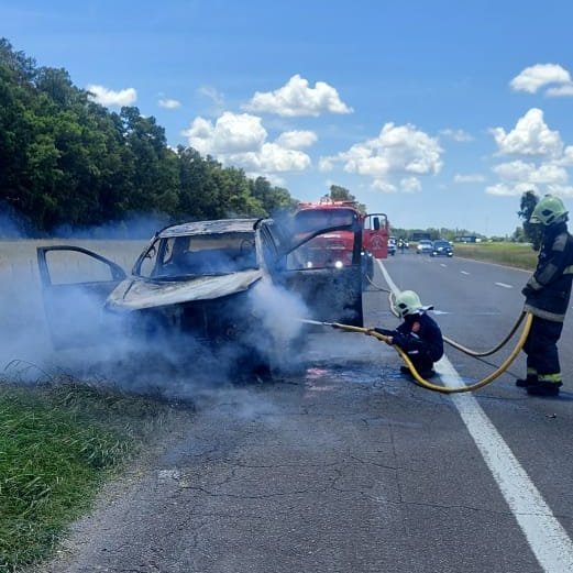 Una camioneta ardió en llamas en la Autovia 2