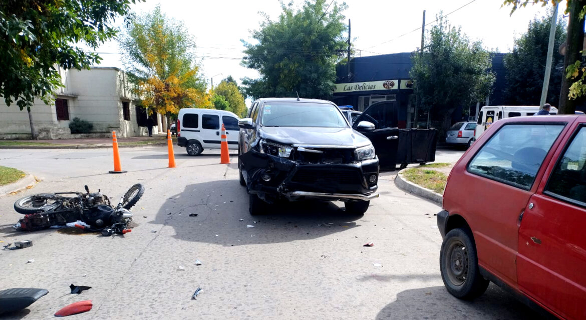 Una moto y una camioneta protagonizaron un fuerte choque en Coronel Vidal, hay una joven de 18 años internada con pronóstico reservado