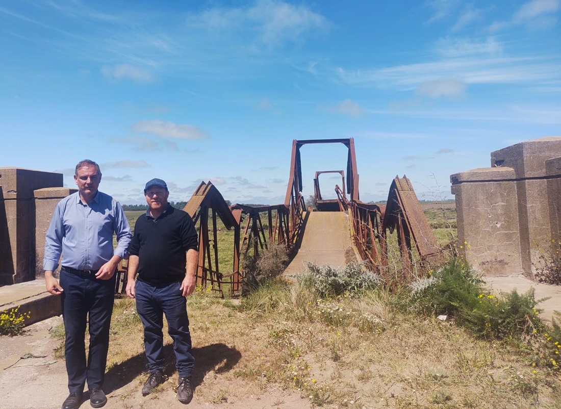 Los intendentes Wischnivetzky y Santoro supervisaron el inicio de obra del puente rural en el Canal 5