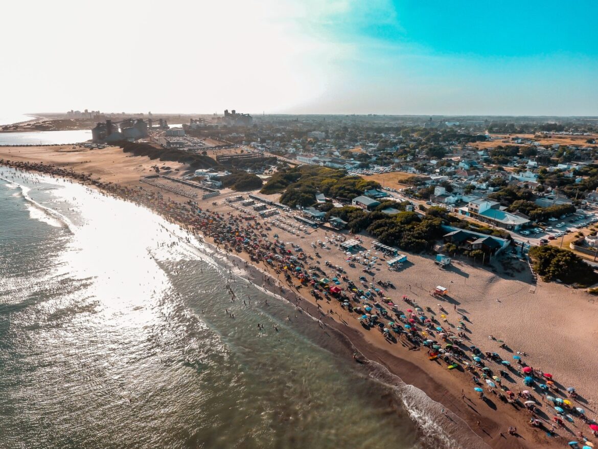 Hicieron un censo ambiental en las playas de Necochea y el 91% de los residuos hallados son plásticos