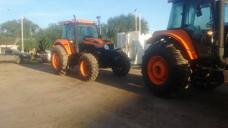 CASER recibió dos tractores que habían sido adquiridos para utilizar con las máquinas de arrastres compradas en febrero