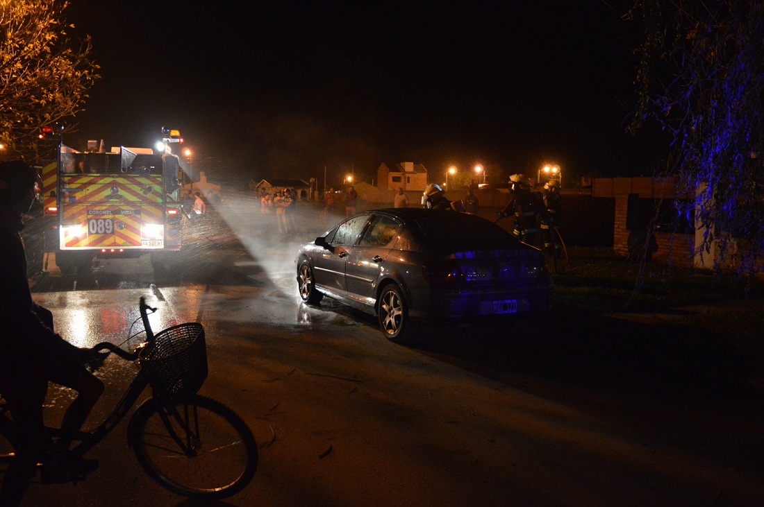 SIRENA DE BOMBEROS: Se incendió un auto en Coronel Vidal