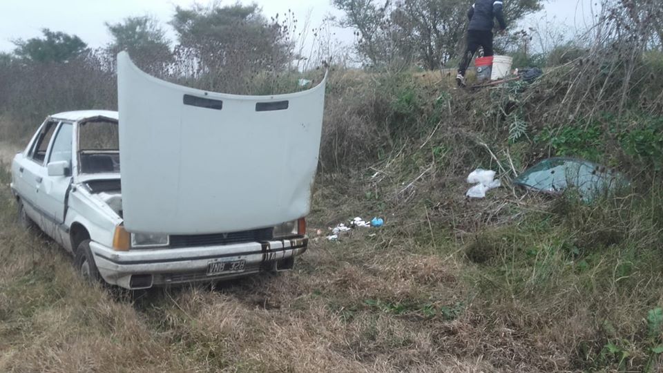 UNA LOCURA: Un auto con 8 personas a bordo, volcó en un camino rural de General Piran