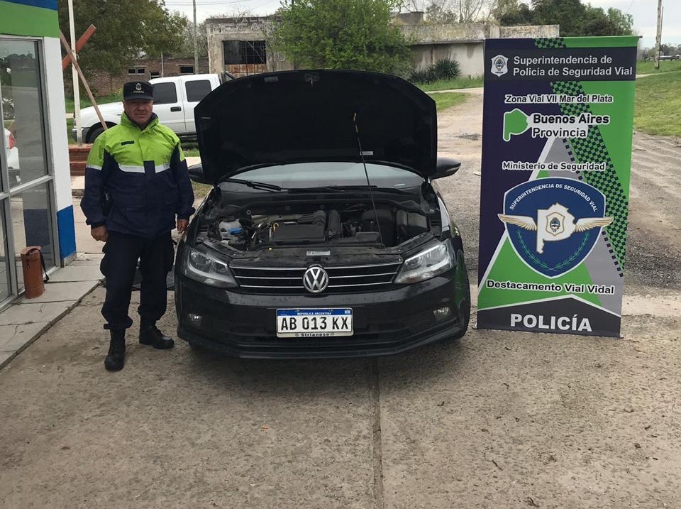 Dos abogados de La Plata circulaban en un auto robado y fueron detenidos en Coronel Vidal