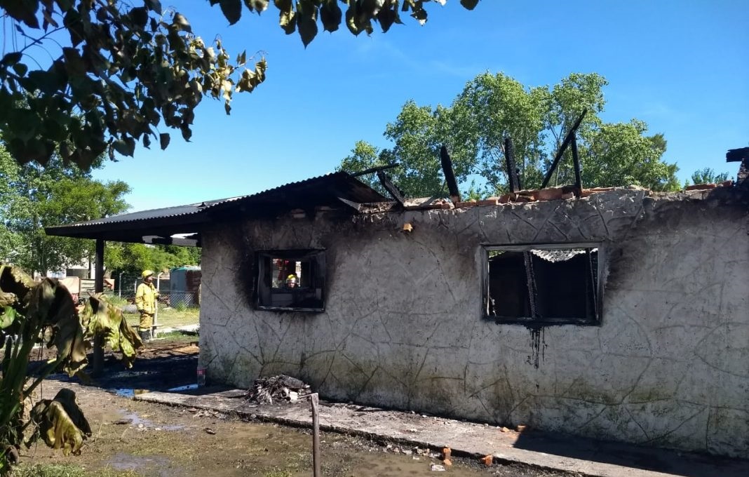 GENERAL PIRAN: Voraz incendio consumió una vivienda y piden ayuda para la familia