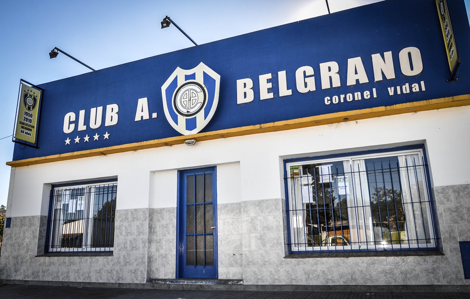 El Club Belgrano en forma de gratitud por la donación de alcohol rebajado, publicitará a Restinga en su camiseta