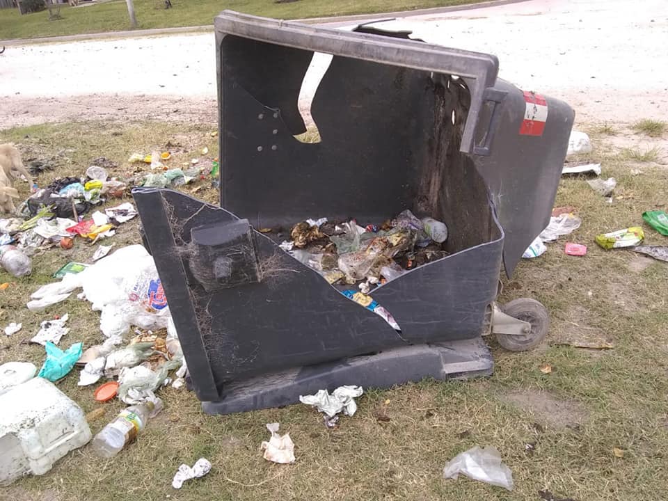 VIVORATÁ: Chocaron un contenedor, lo destrozaron y así lo dejaron en la vía publica