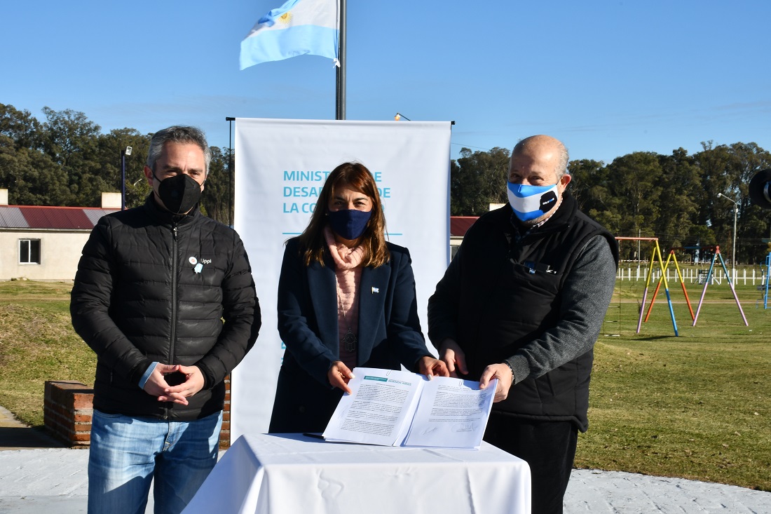 Paredi y Larroque firmaron un convenio para el Espacio de Primera Infancia de Vivoratá