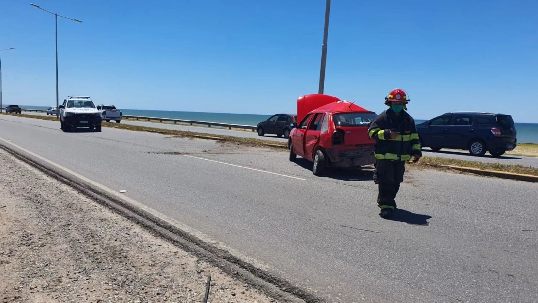 Un automovilista perdió el control y terminó colisionando contra un poste de alumbrado de la RP 11 en cercanías de Santa Clara del Mar
