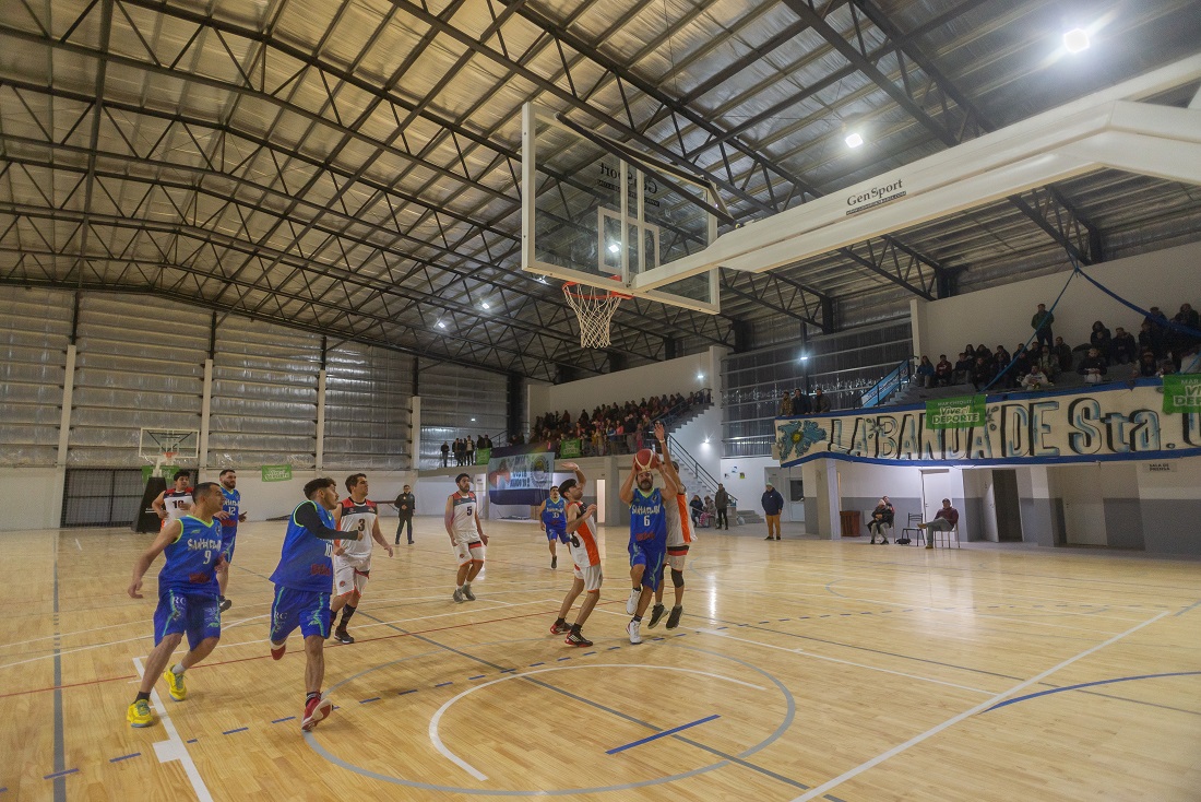 El básquet hizo vibrar al Polideportivo en Santa Clara del Mar
