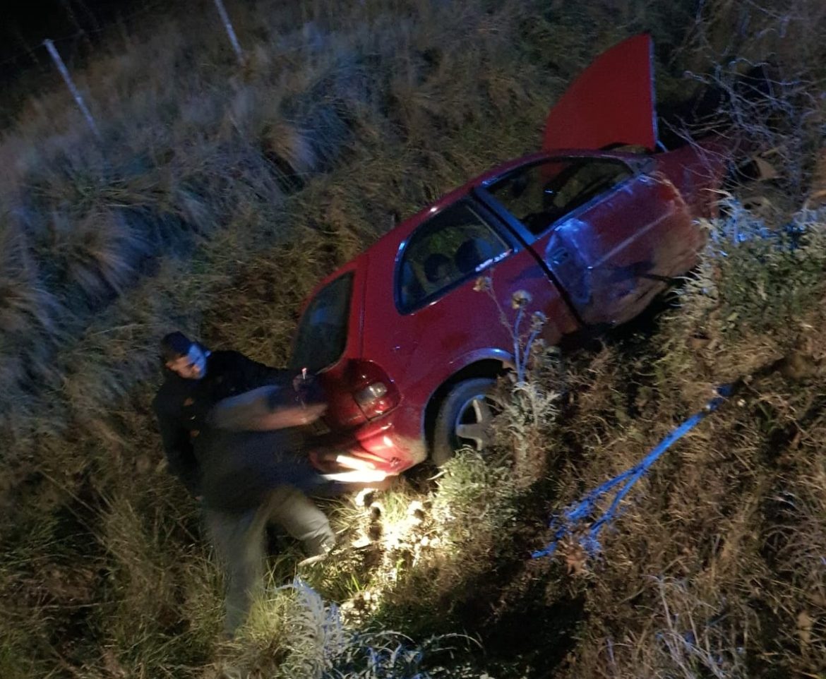 Acceso 069-10: Un joven volcó con su automóvil a pocos metros de Atlántida