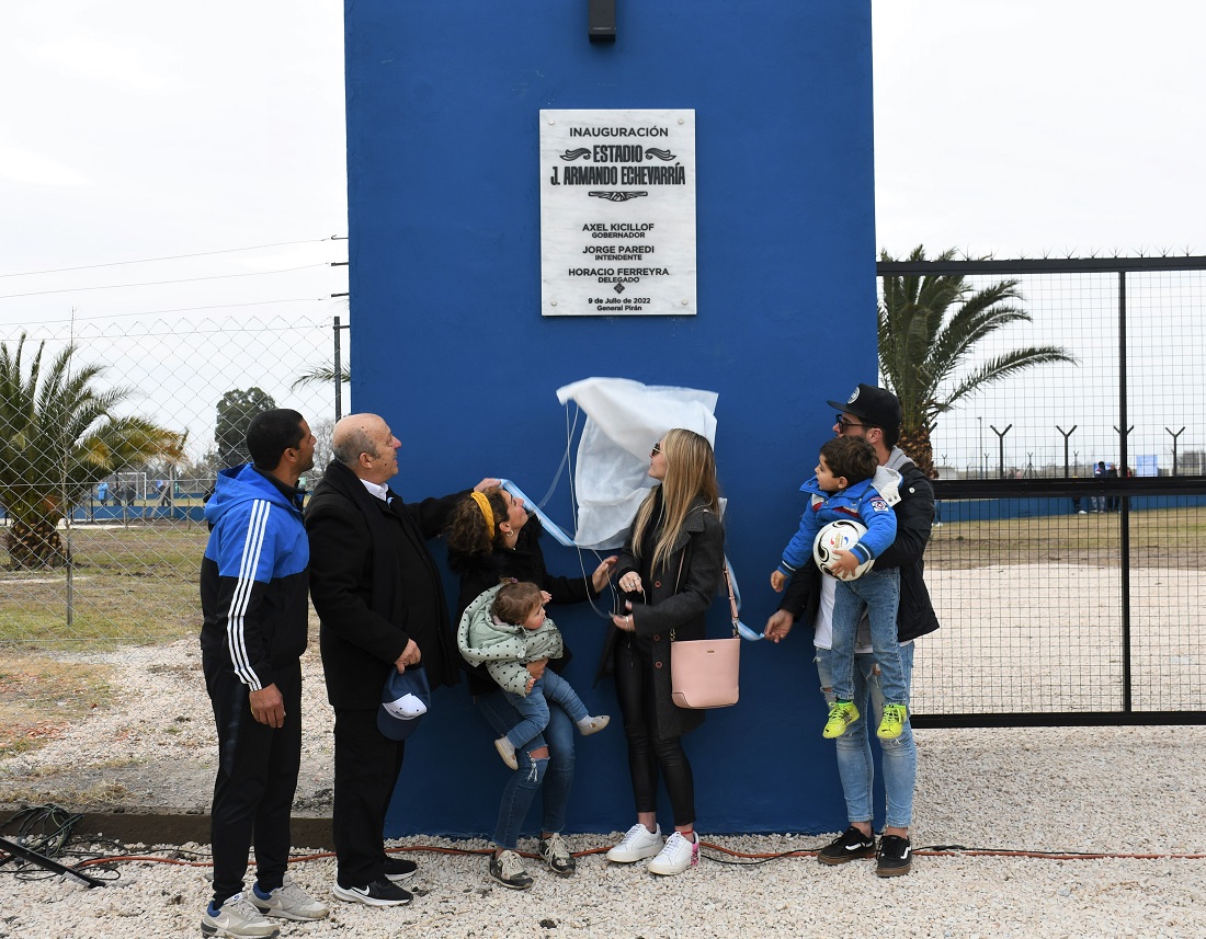 El intendente Paredi y familiares de Armando Echevarría dejaron inaugurado un nuevo estadio de fútbol en General Pirán