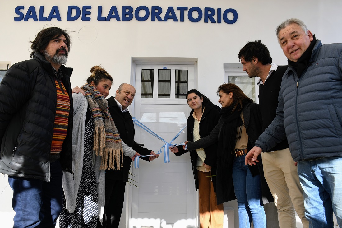 La viceministra de Salud provincial Alexia Navarro y el intendente Jorge Paredi inauguraron la Sala de Laboratorio en el CAPS de Santa Clara del Mar
