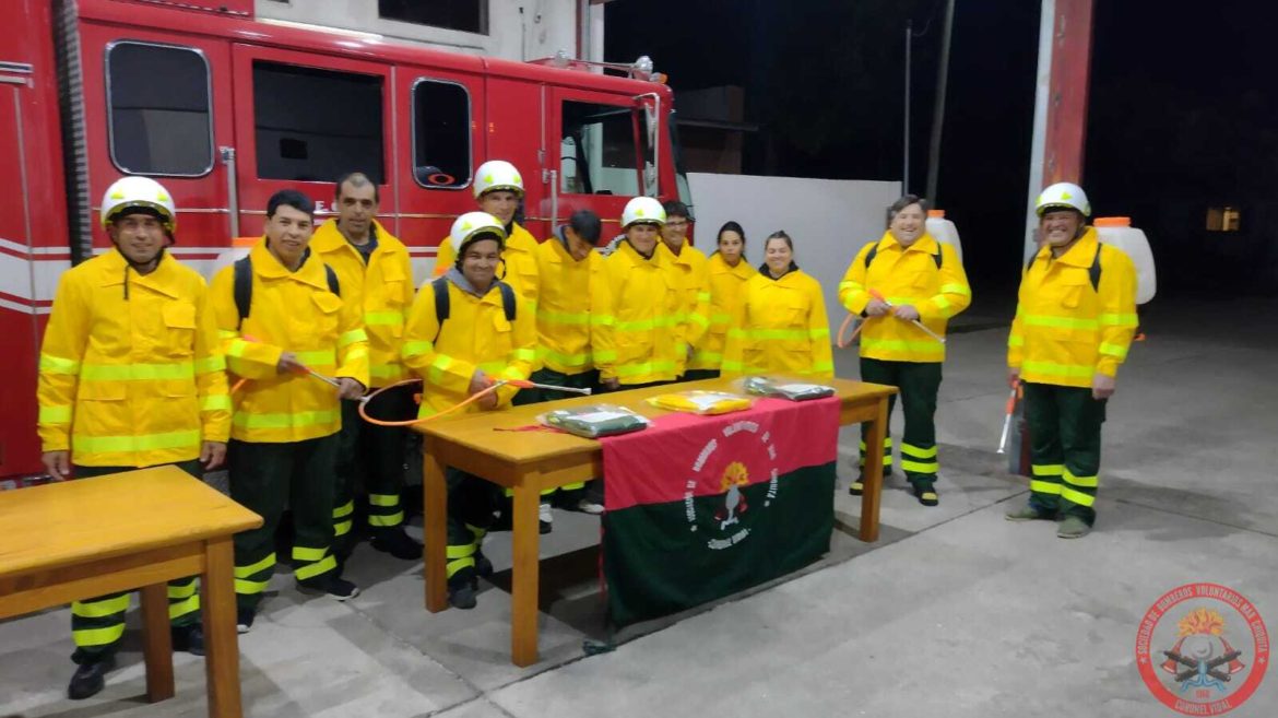 CORONEL VIDAL: La comisión directiva de Bomberos entregó 15 nuevos trajes estructurales para combatir Incendios Forestales
