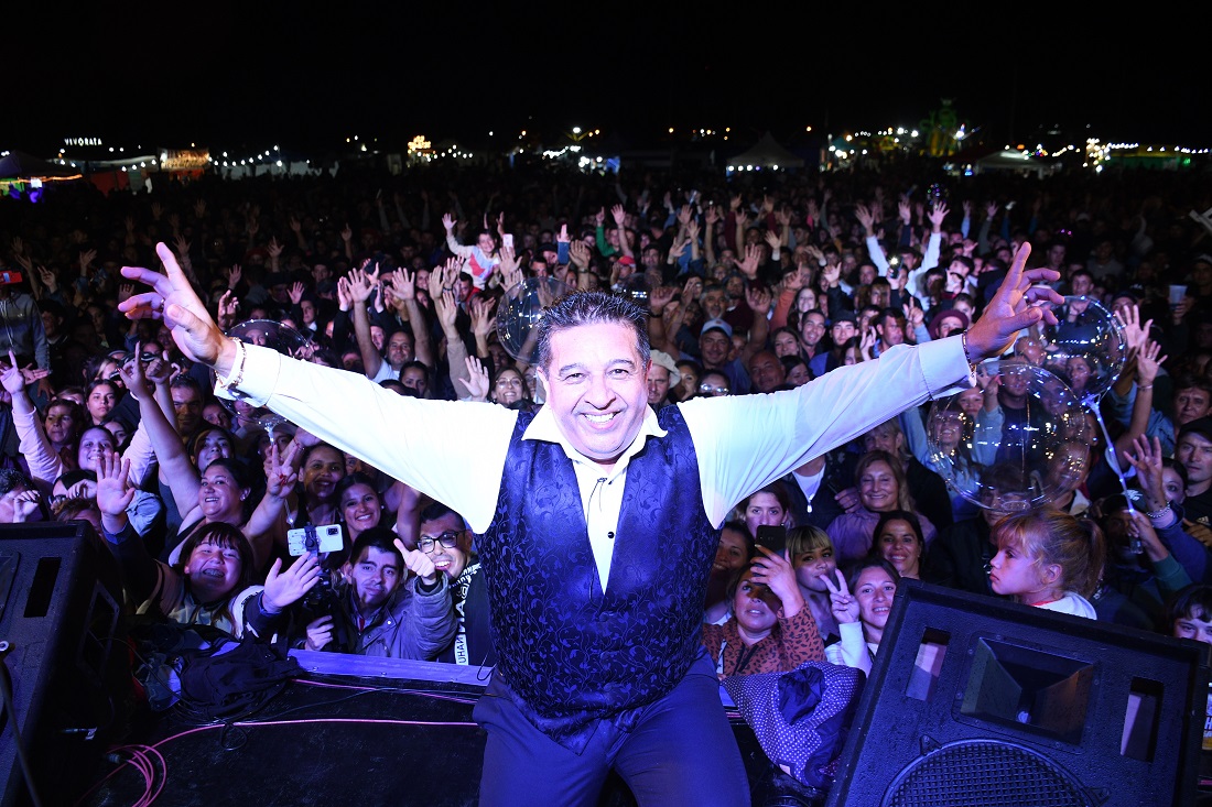 Mario Luis hizo bailar a una multitud en el cierre de la Fiesta Provincial del Costillar