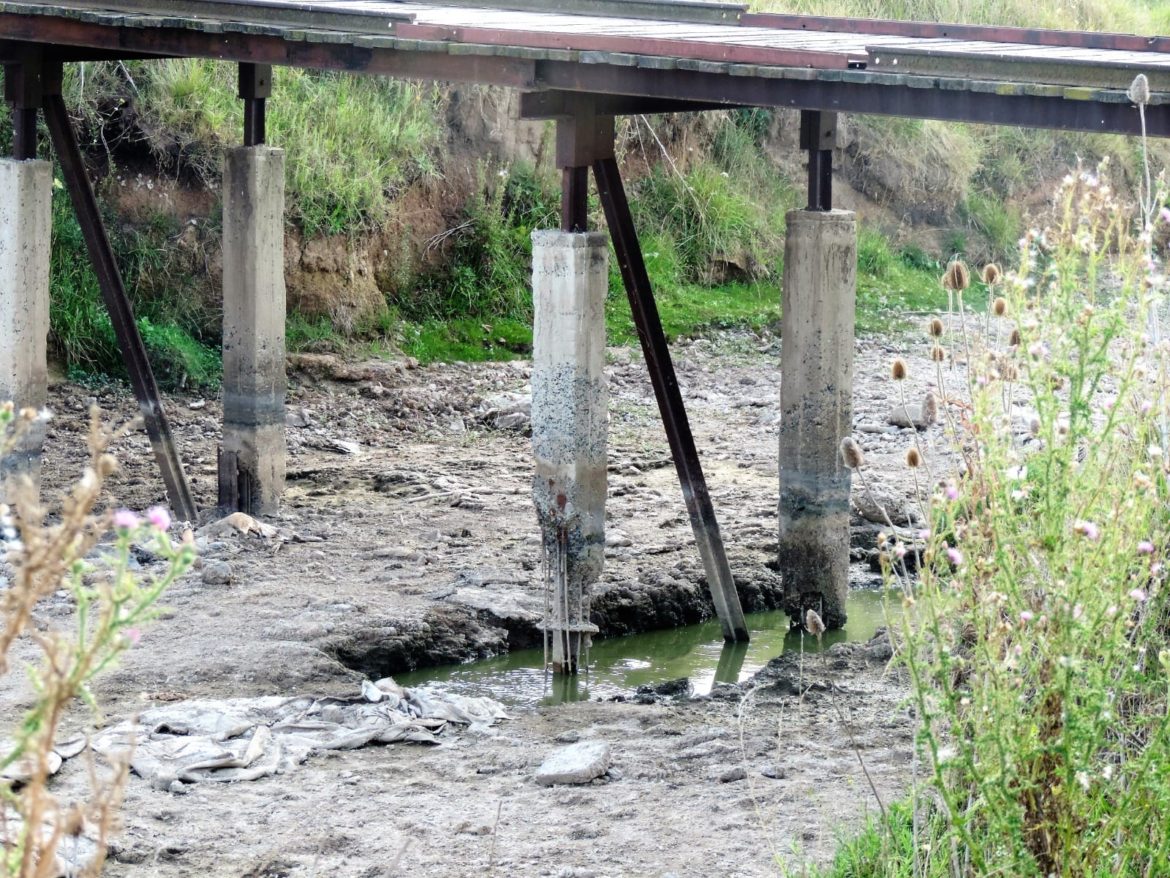 PUENTE DE FIERRO DEL CANAL 5: La sequía dejó al descubierto el peligro de cruzar el paso “provisorio” en el límite de Mar Chiquita con Madariaga