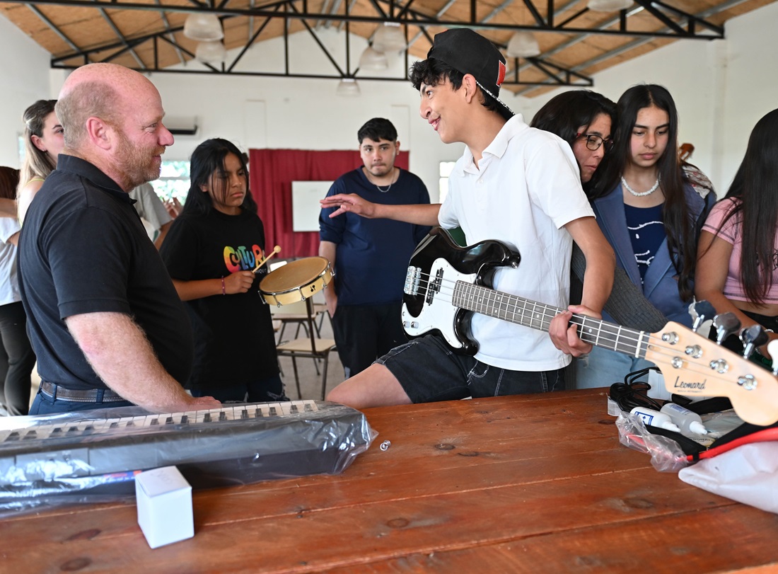 El municipio entregó instrumentos musicales a la Secundaria Nº8 de Estación Cobo