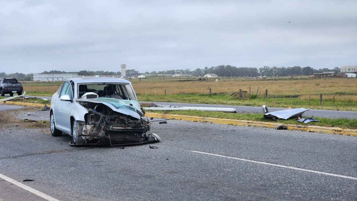 LO QUE EL VENTO SE LLEVÓ: Chocó contra un poste de la Ruta 11 y resultó con heridas