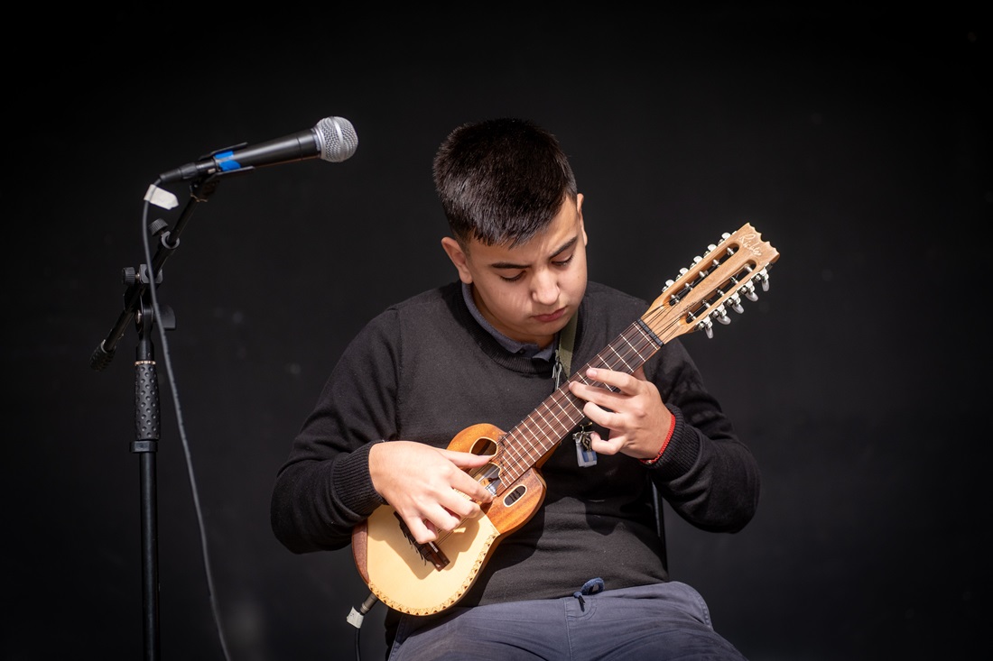 El joven artista Tomás Tejería presenta “Charango Vivo” en Coronel Vidal